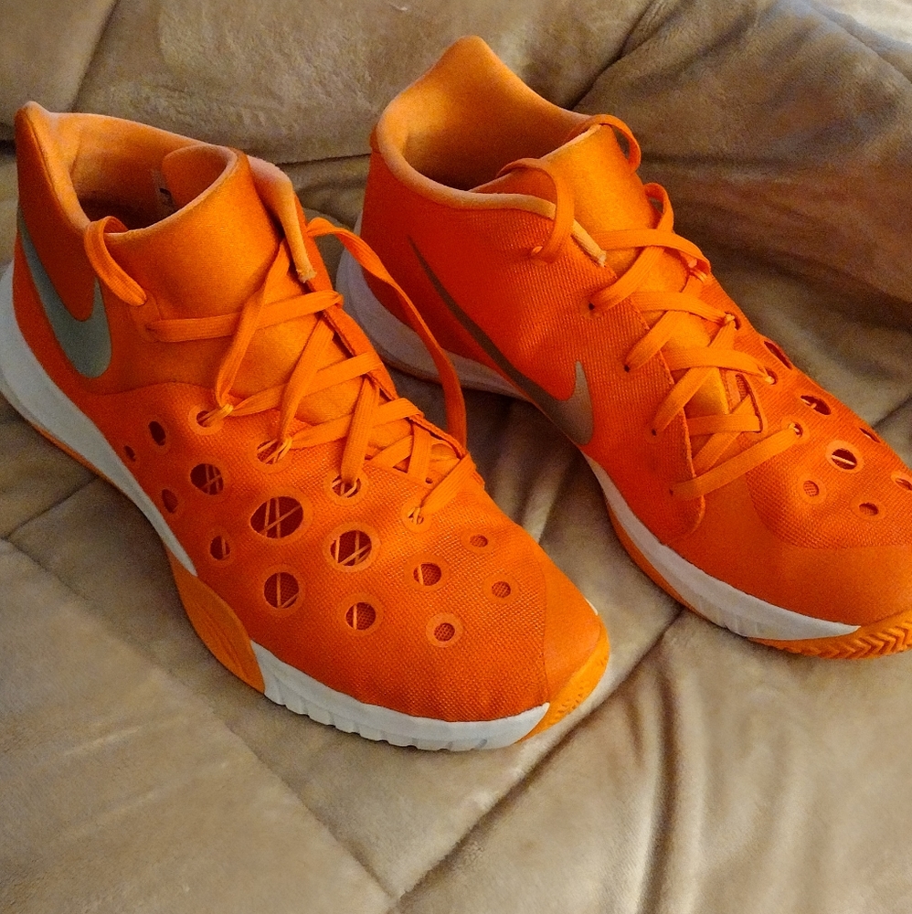 Nike zooms men's shoes